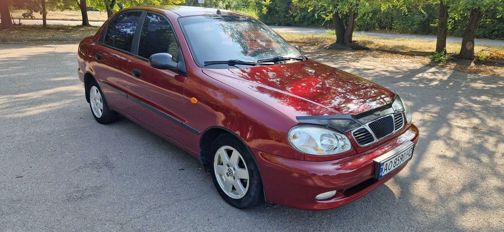 Деу Ланос 1.5 червоний