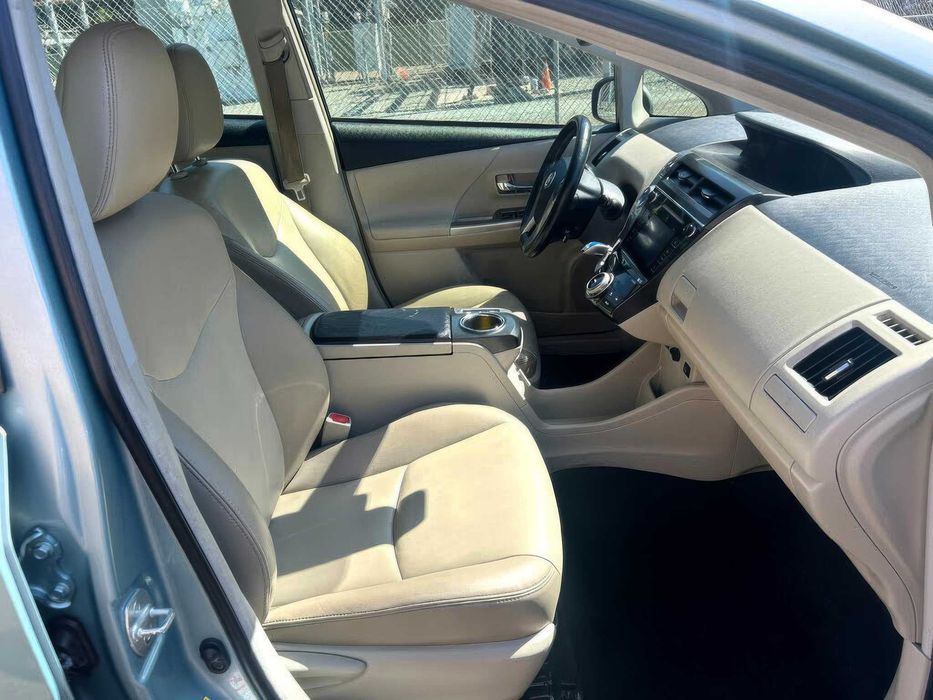 Toyota Prius v Five      2015