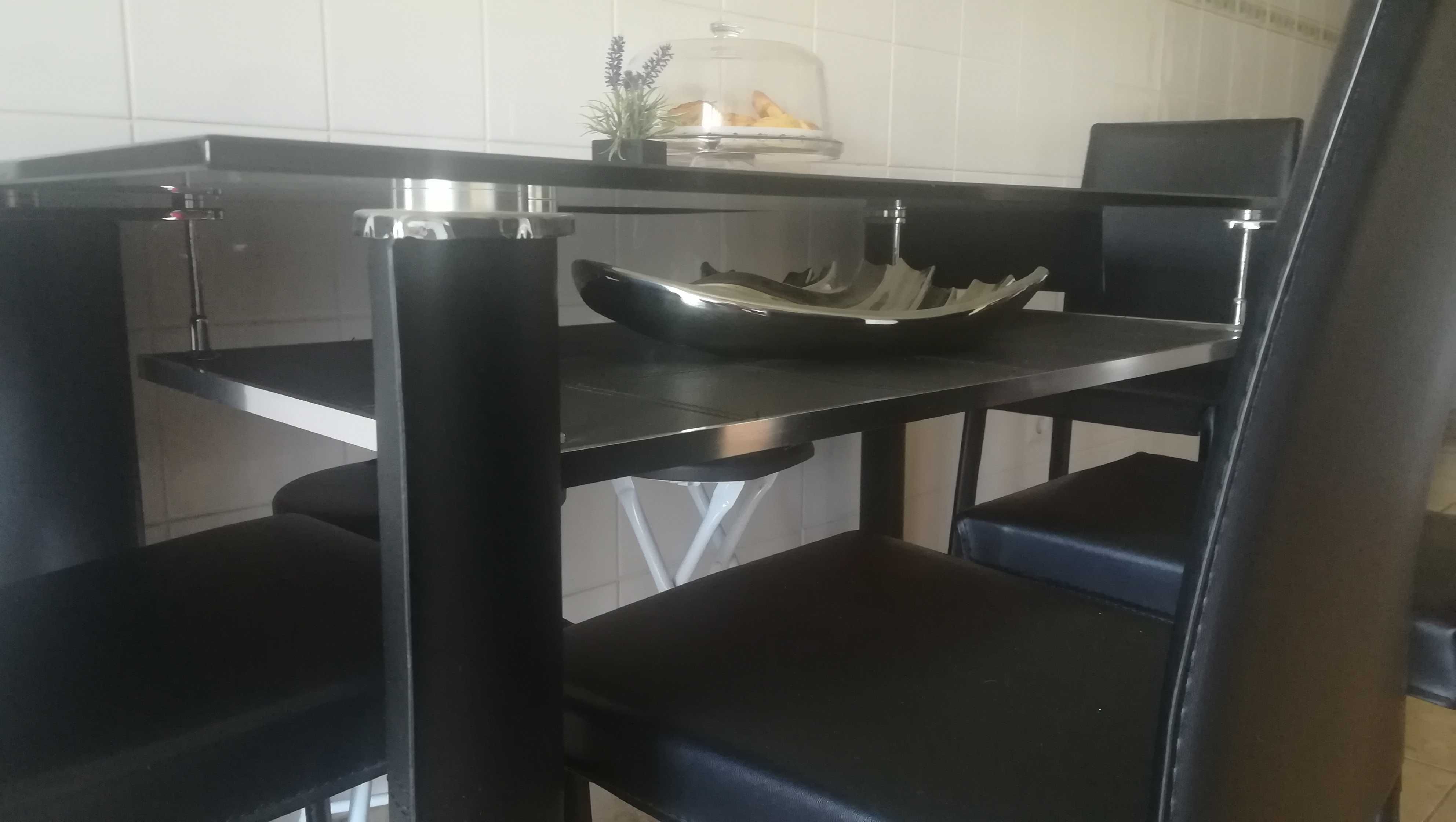 Elegante mesa de cozinha em vidro