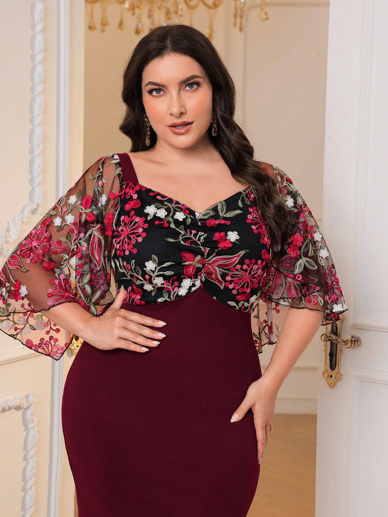 Sukienka Maxi Elegancka Z Haftowanym Dekoltem W Kwiaty Burgundowa Xxl