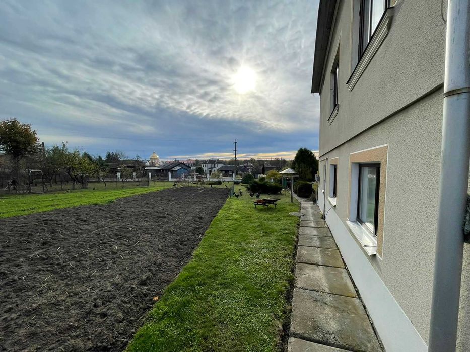 Продається двоповерховий будинок у селі Мостиська Другі