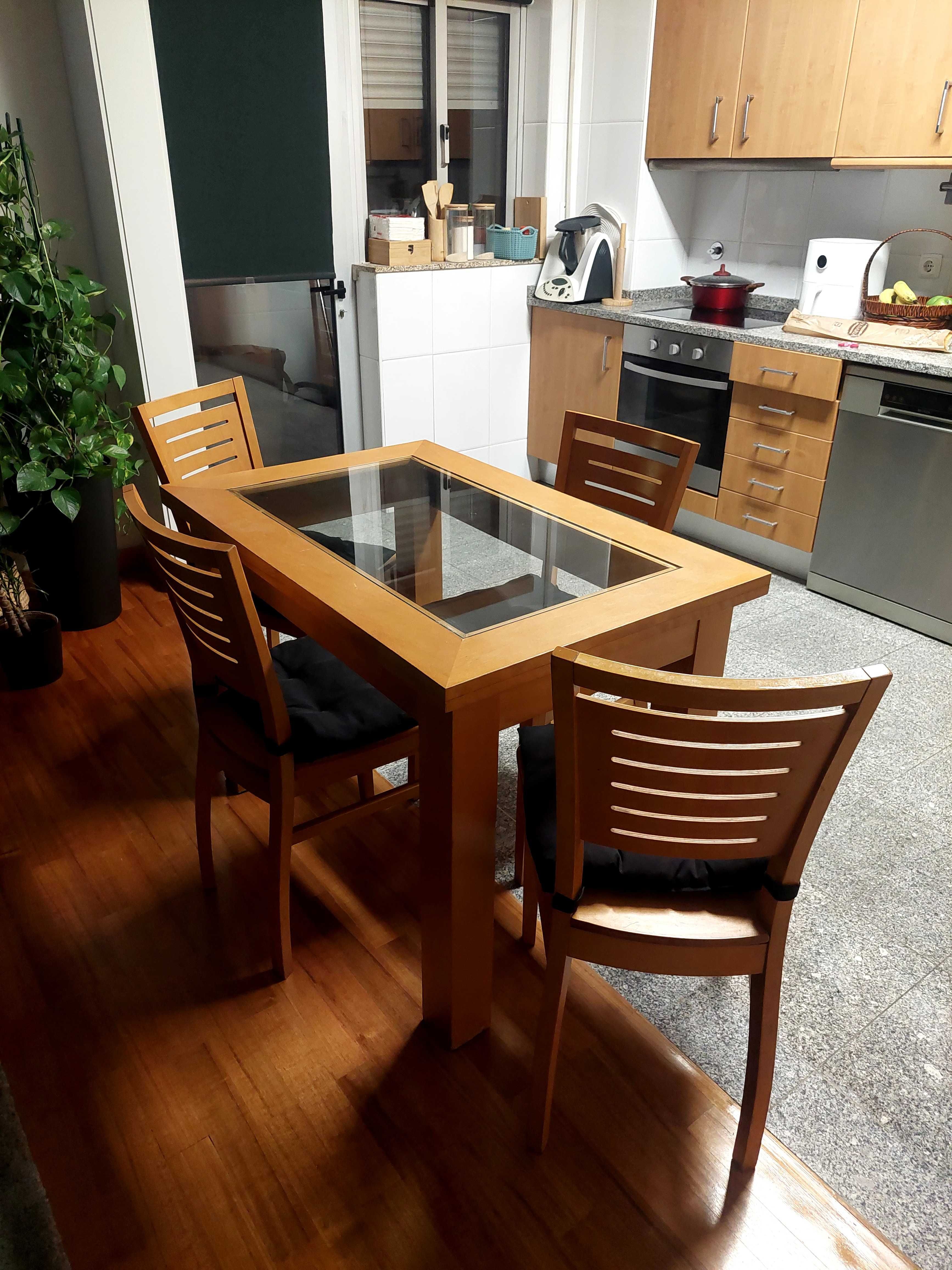 Mesa de cozinha em madeira maciça