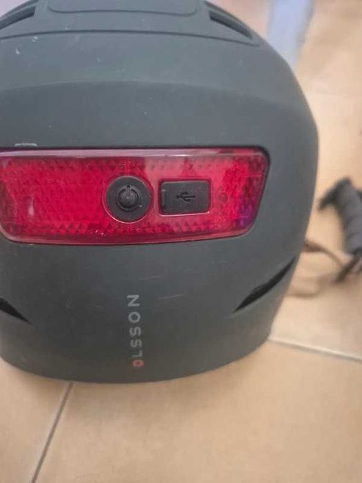 Capacete c/ Luz LED Traseira