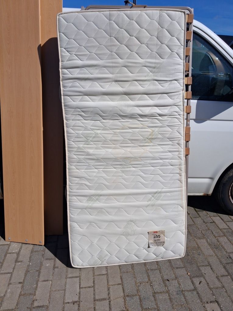 Łóżko  1x2m  kompletne z ramiakiem, materacem i schowkiem na  pościel