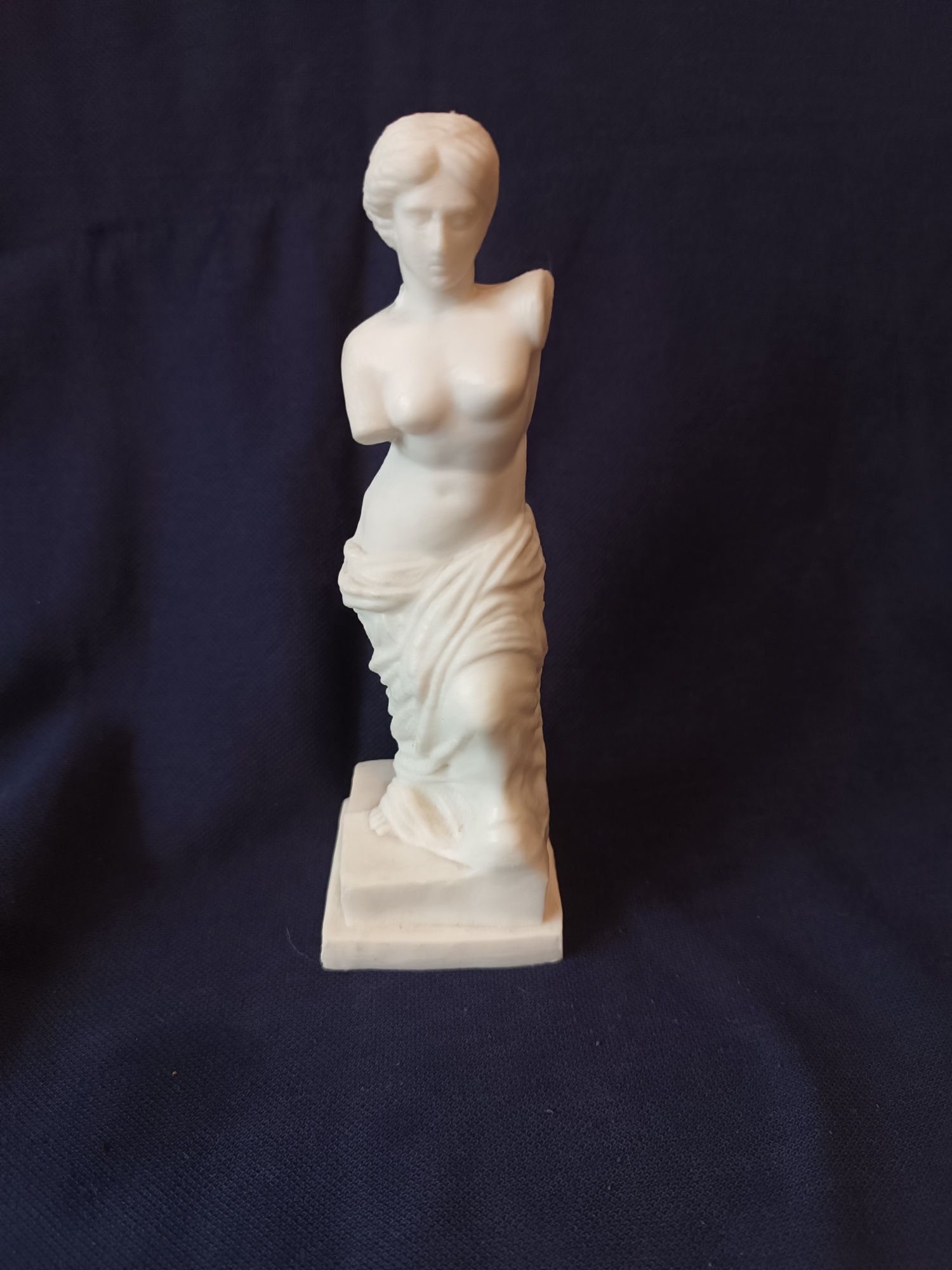 Figurka greckiej bogini wykonana z tworzywa sztucznego PRL