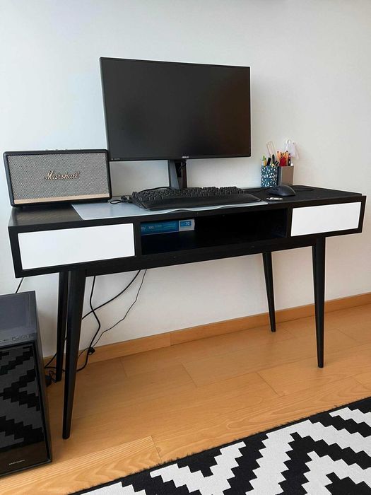 Mesa de escritório preta em folha de carvalho