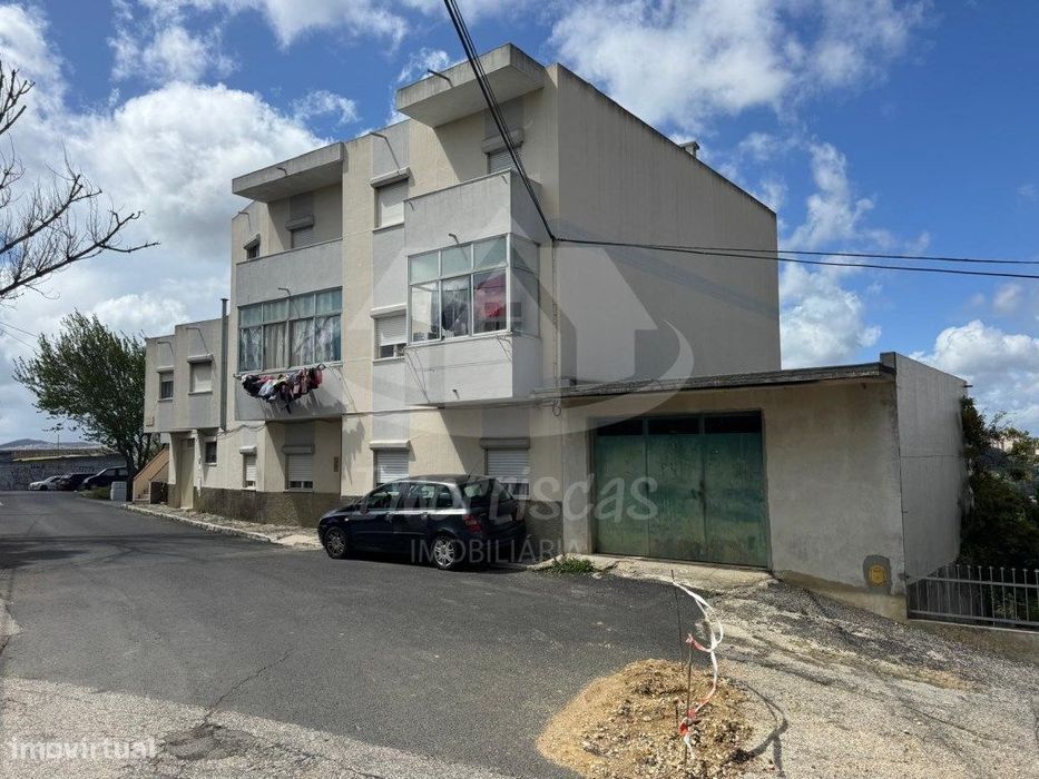 Prédio com 9 frações para investimento no Olival Basto, Póvoa de Sa...