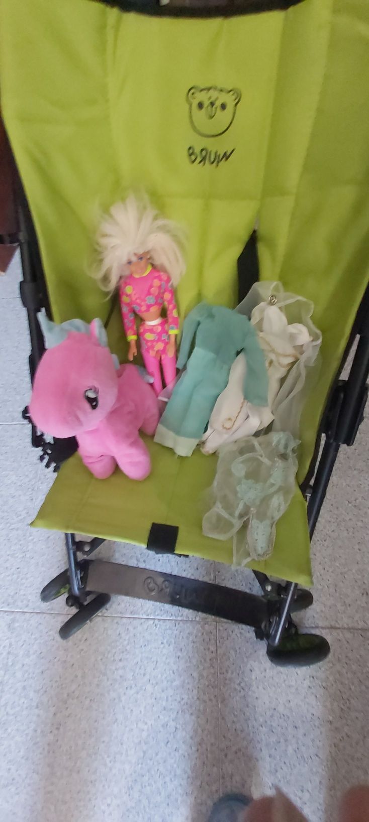 Carrinho de bebé, com oferta de bonecos.