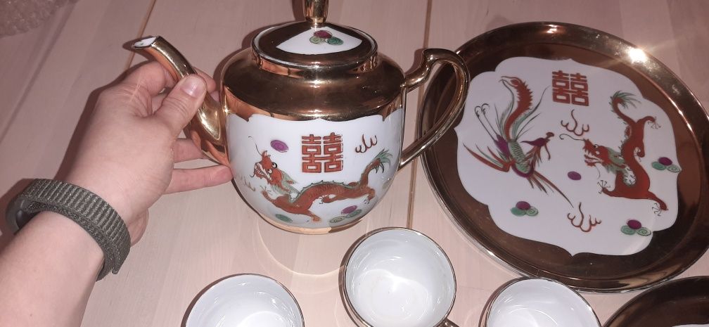 Chińska złota porcelana 6 filiżanek 2 talerze i dzbanek