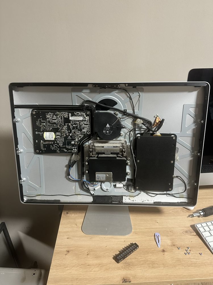 Продам Apple Cinema Display 24” по запчастям/рабочий