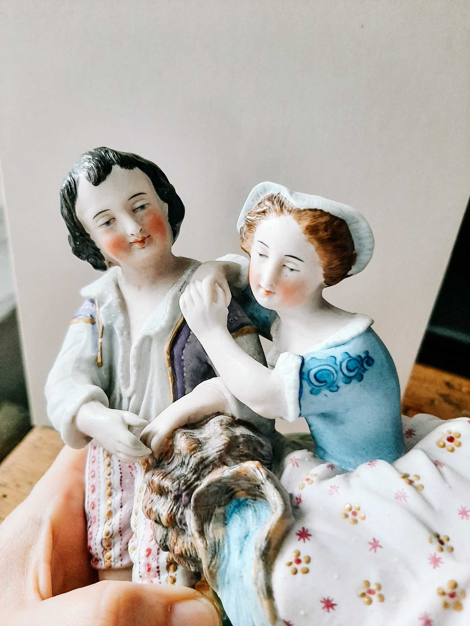 Porcelanowa figurka malowana Dworska Para