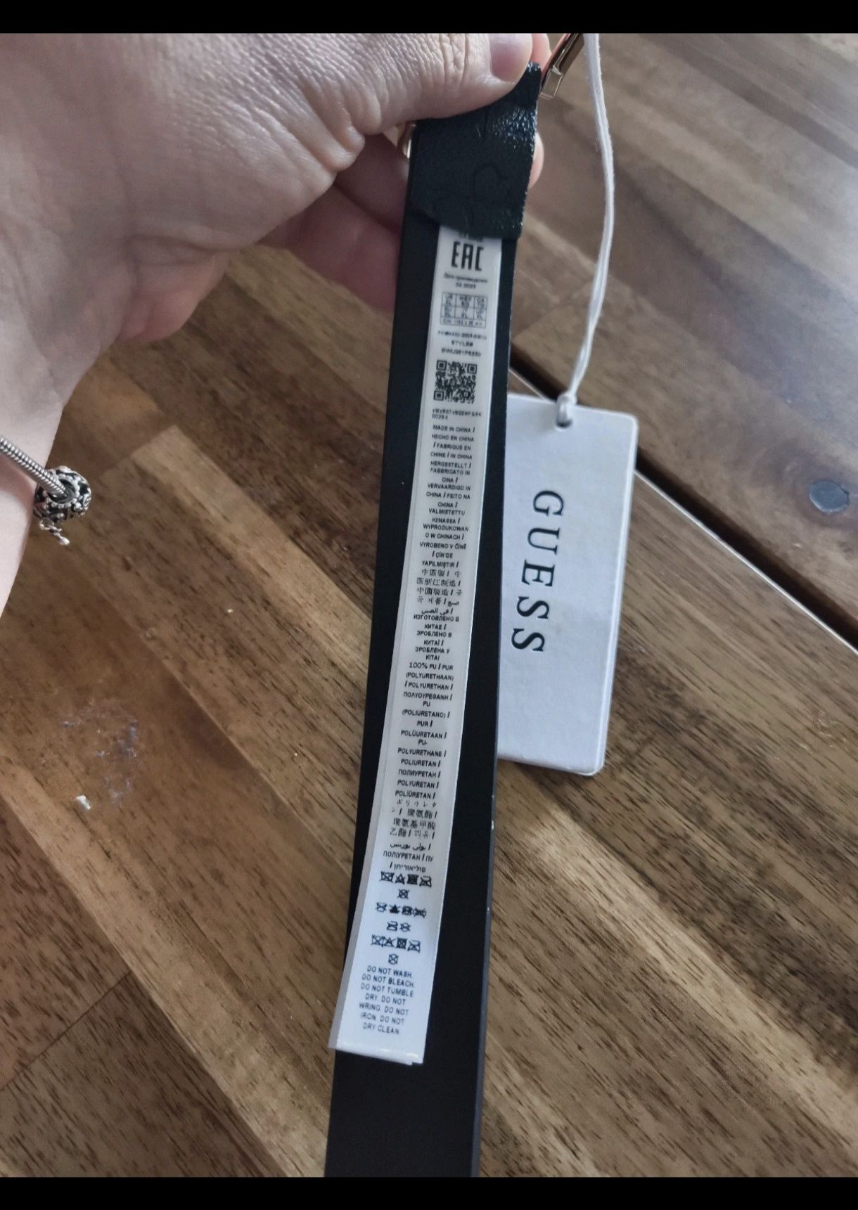 Cinto novo com etiqueta, original da Guess,pequeno defeitos nos furos