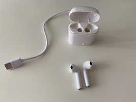 Białe słuchawki bezprzewodowe