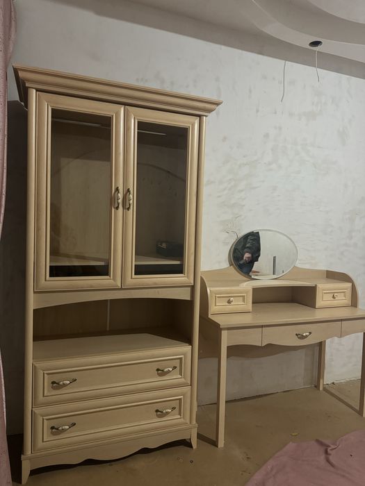 Шкаф и туалетный столик