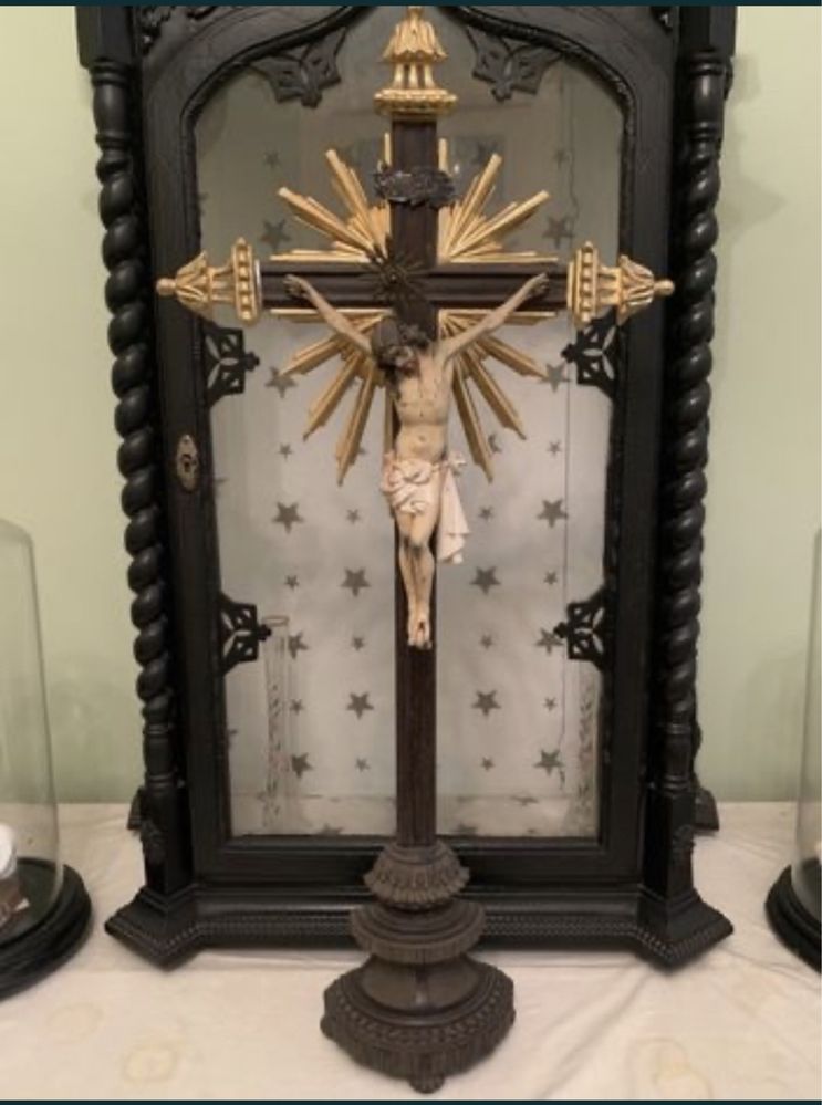 Oratorio antigo em madeira escura com cruxifixo