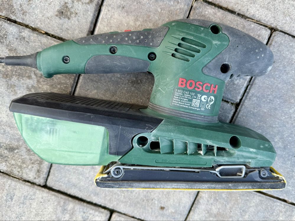 Szlifierka oscylacyjna Bosch PSS 200 AC + walizka