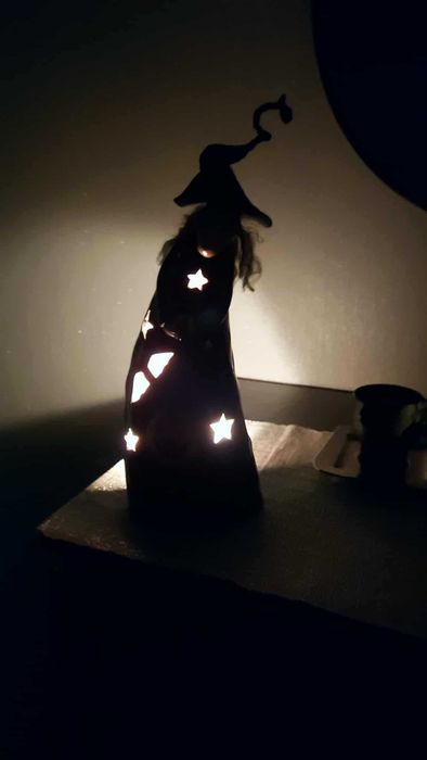 Figurka ceramiczna lampion czarownicy z latarnią w dyni na Halloween