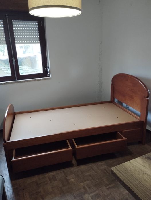 Cama de solteiro de madeira (2 disponiveis)