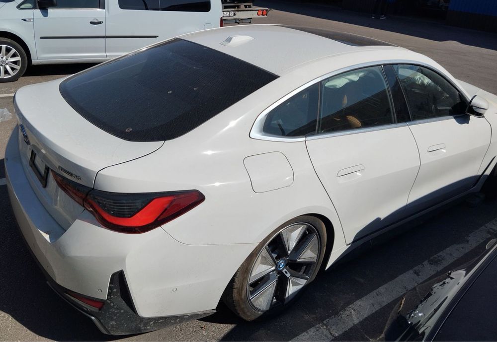 Двері на BMW I4 2023 USA