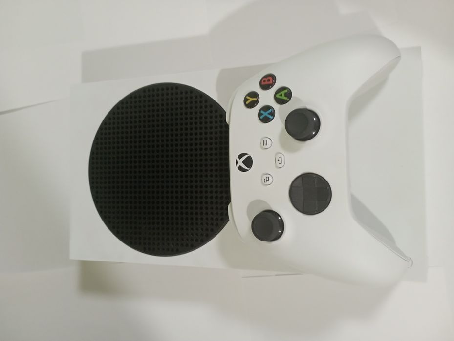 Xbox series s в отличном состоянии+ game pass 4 месяца