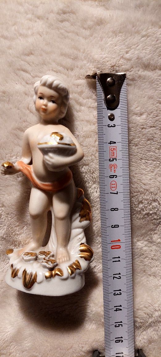 Putto , porcelanowa figurka chłopiec z czerwoną szarfą,sygnowana