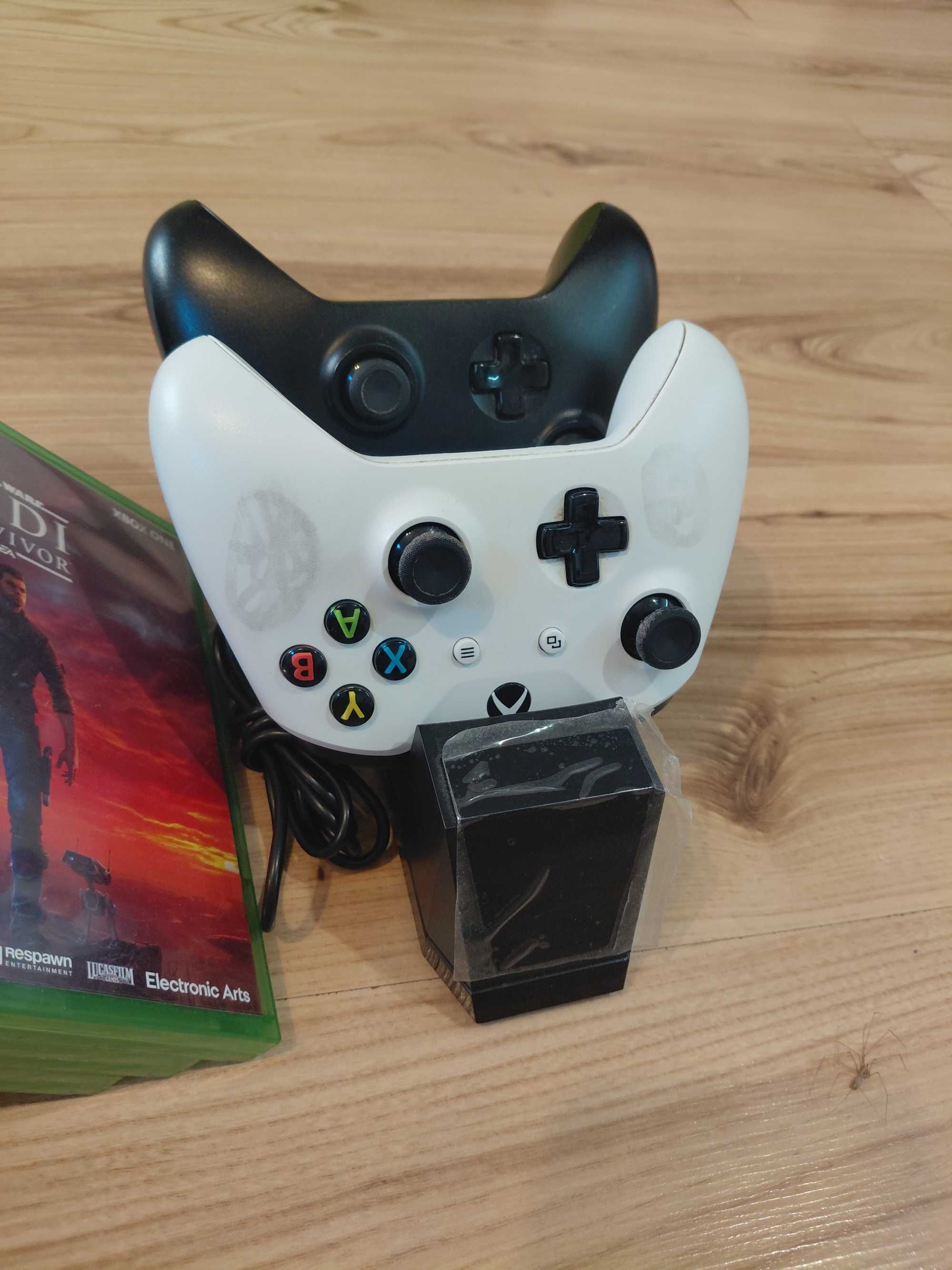 Xbox One 1TB, 2 pady z ładowarką, 3 gry
