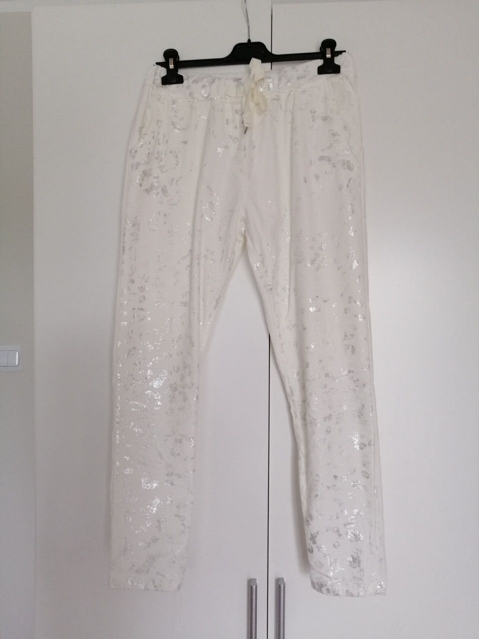 Nowe Białe spodnie z srebrnym połyskiem L xl na lato boho wiskoza uni