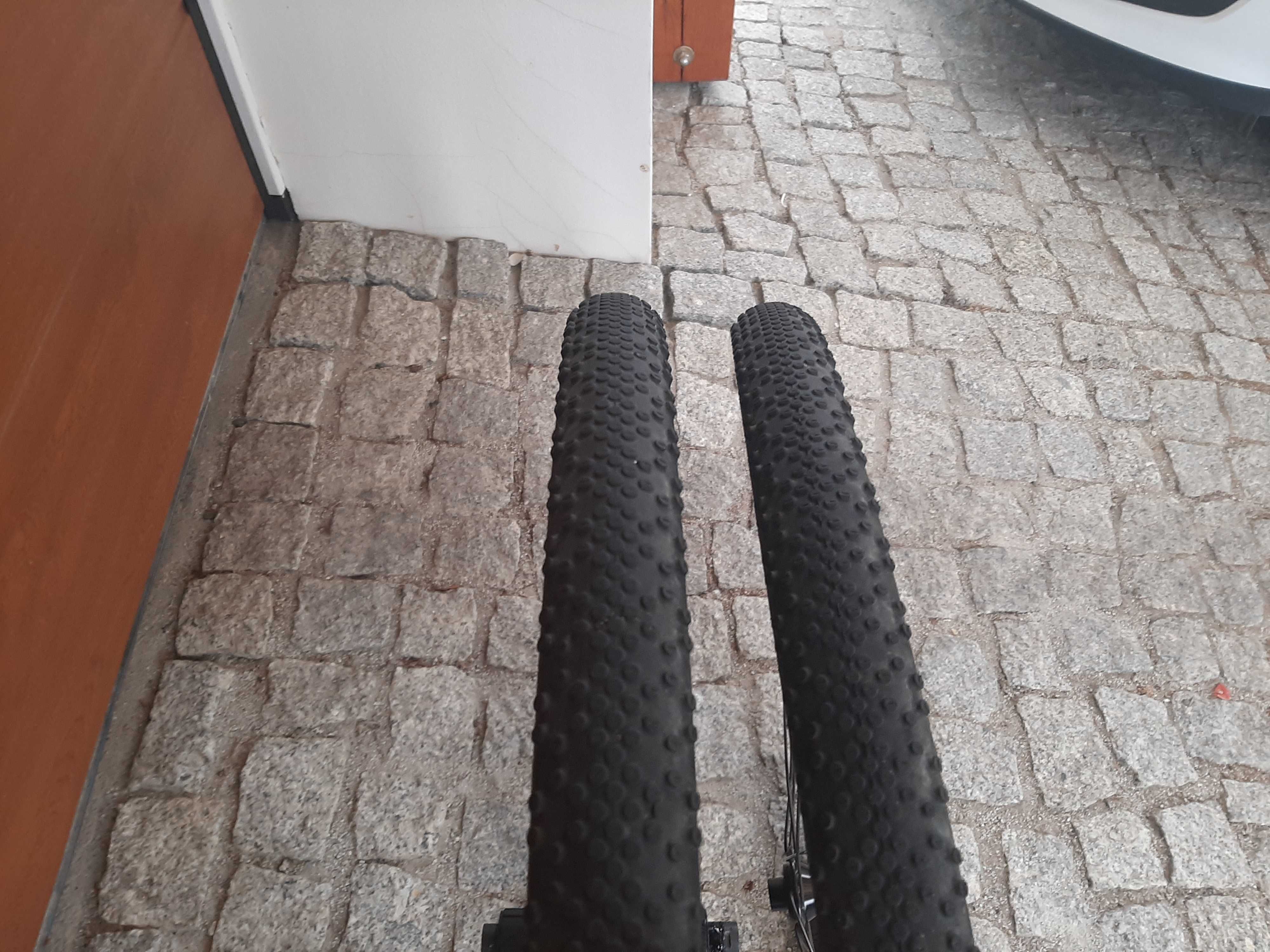 Koła gravel 28 cali z oponami