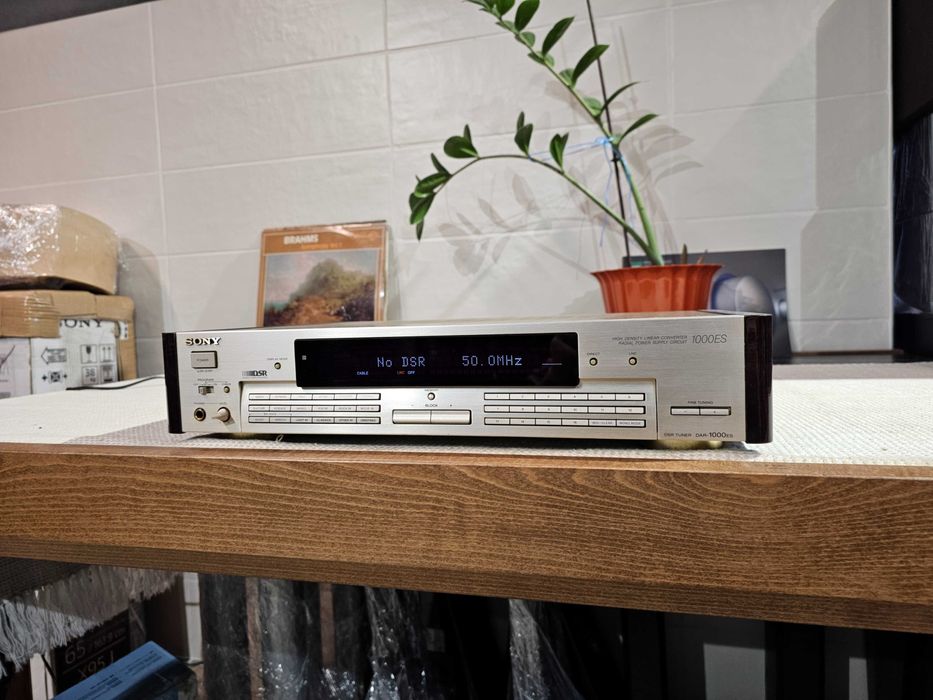 Цифровий тюнер Sony DAR-1000es