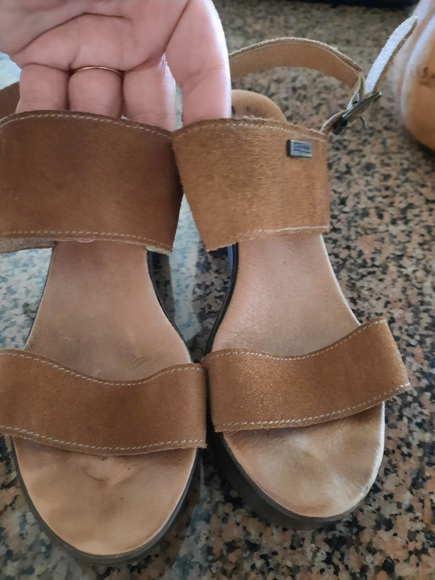 Sandálias compensadas
