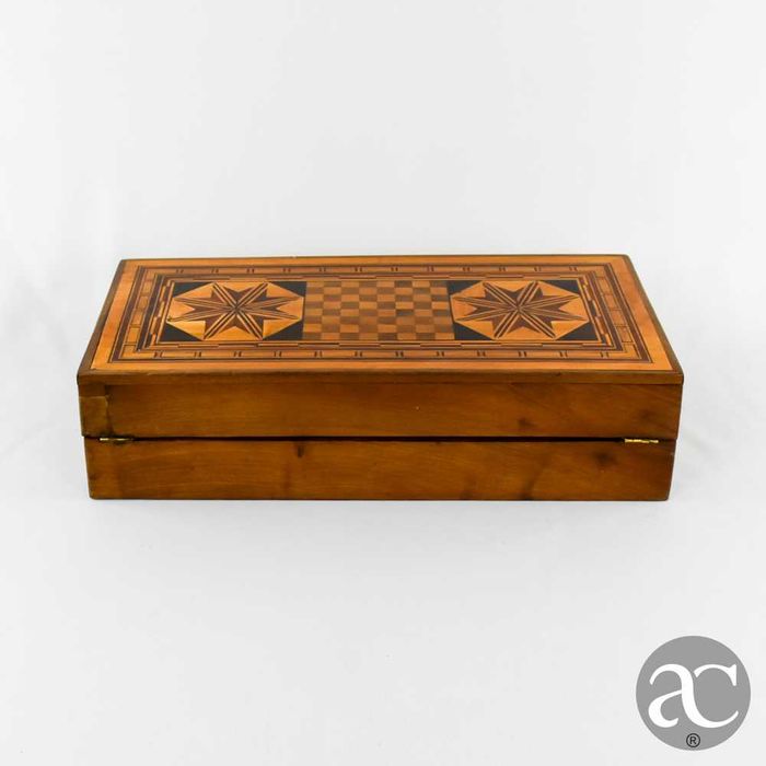 Caixa de jogo em madeira com embutidos