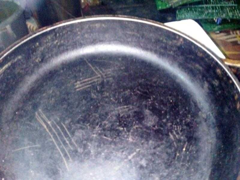 Сковорода без крышки; диаметр 26 см, глубина 5 см.