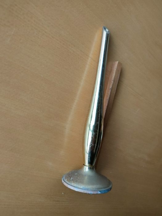 Jarra vintage dourada para uma flor.