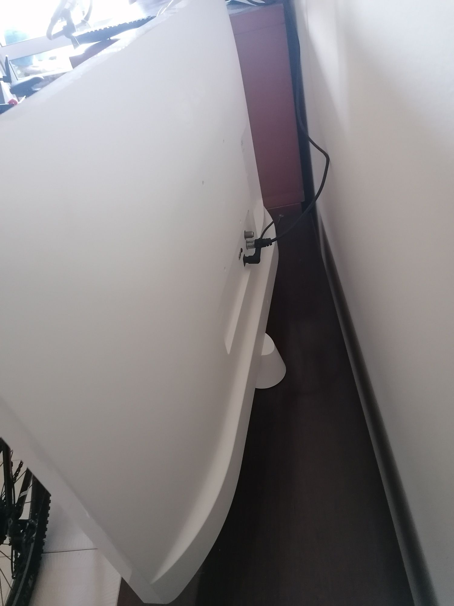 LG 28' white frame Hdmi