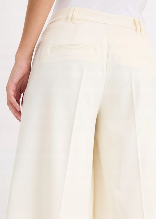 B.P.C eleganckie spodenki w kant ecru r.52