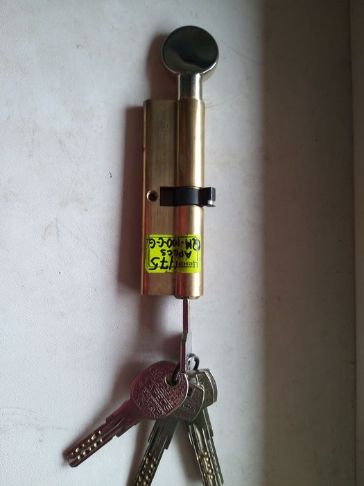 Уровень,    замок, пилка ,рулетки ,вольтметр