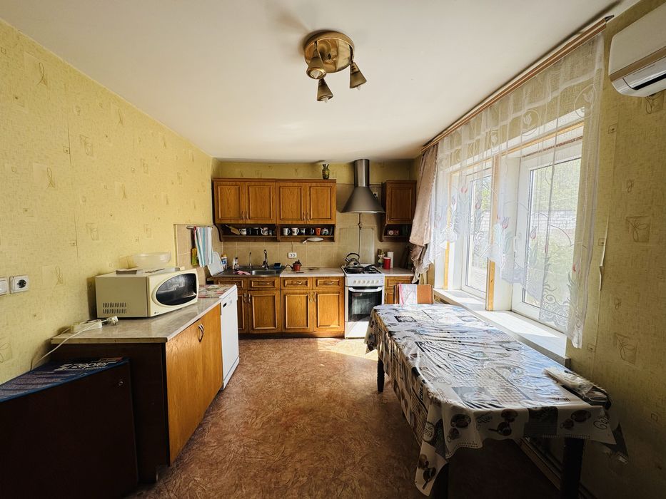 1/2 вул. Благовісна 200 . Центр