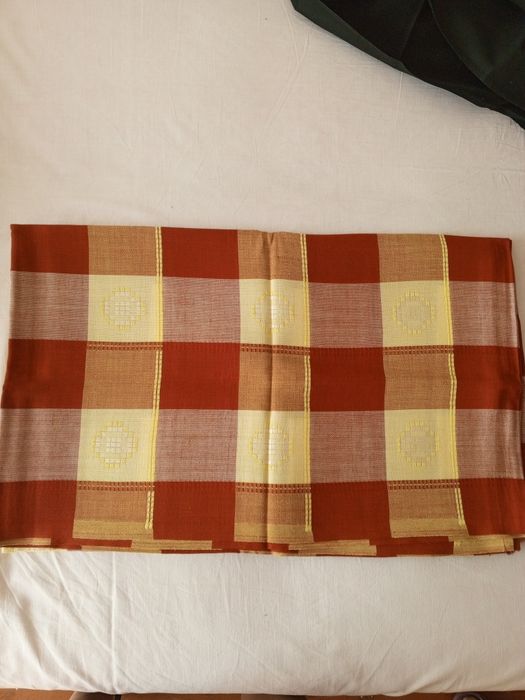 Тканини різних кольорів і структури