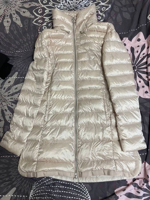Бежова пухова куртка