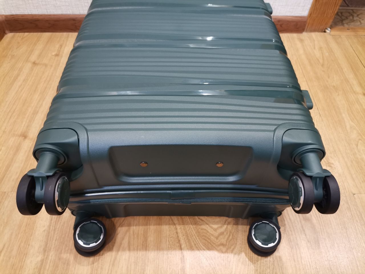 Ударостійка поліпропіленова середня валіза чемодан средний купить