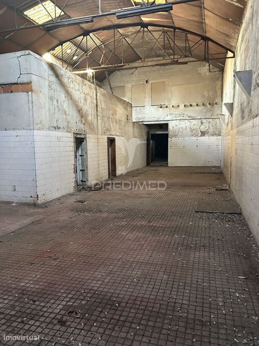 Vende-se Prédio/Armazem devoluto