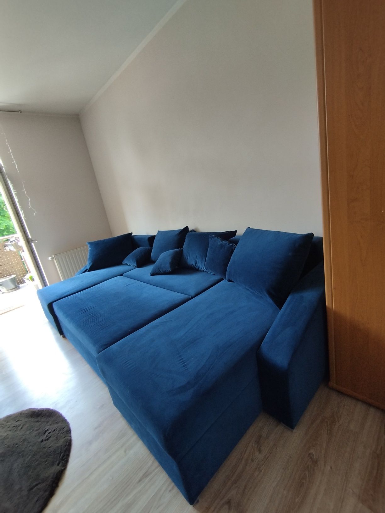Sofa rozkładana z pojemnikiem na pościel