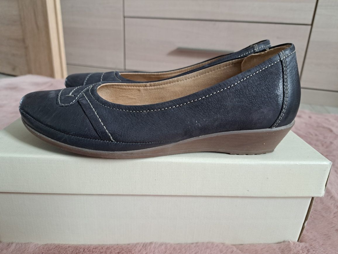 Buty na niskiej koturnie Lasocki
