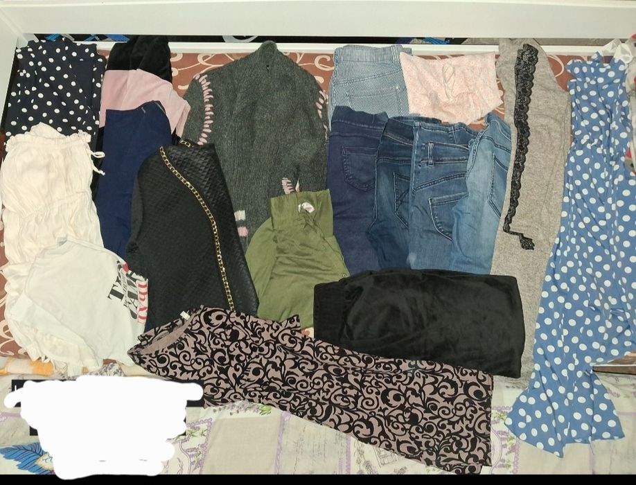 Одяг жіночий (джинси, сукні, спортивний костюм)