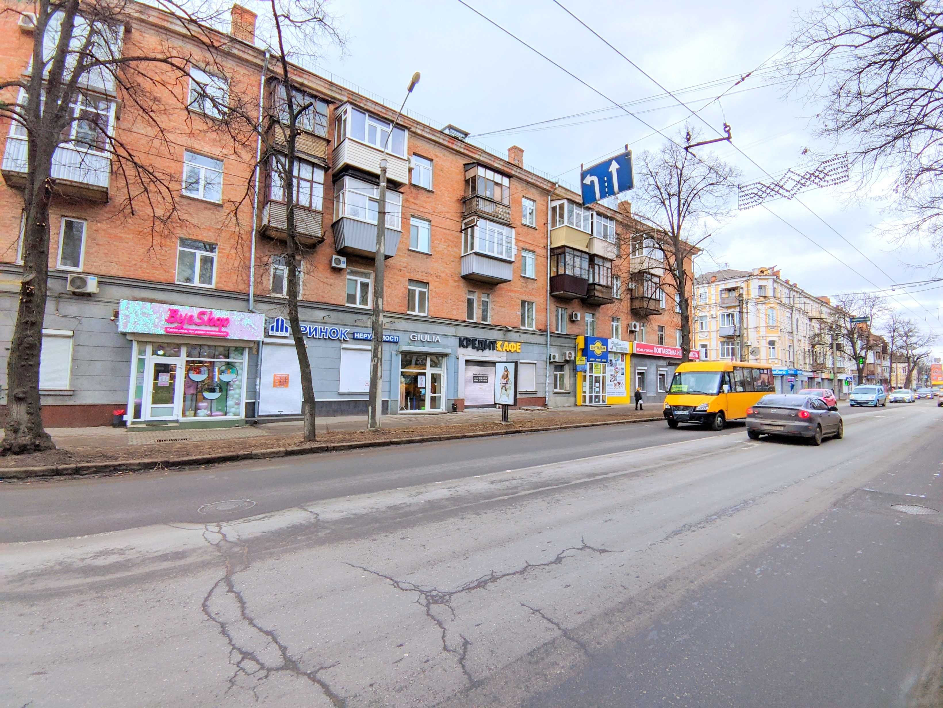 Комерційне приміщення в Центрі Міста. (2 Фасадних входи, 3 Вікна)