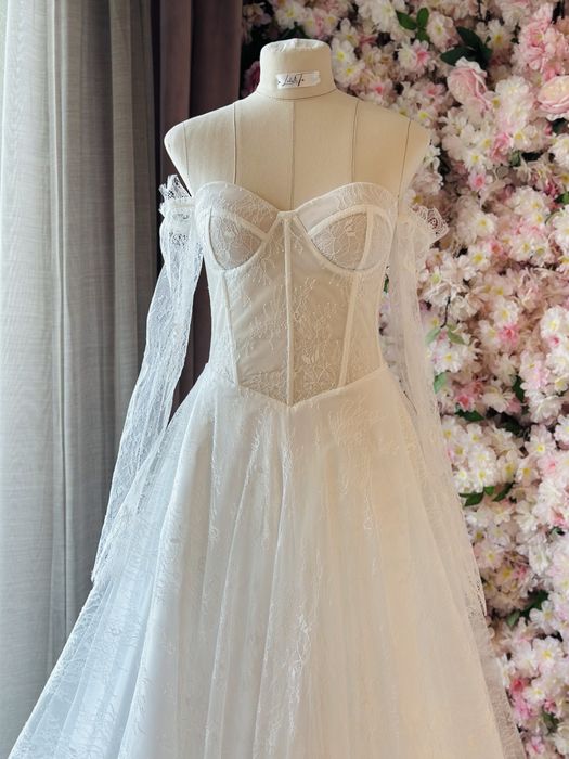 Nowiutka, wyjątkowa suknia ślubna z ekskluzywnej francuskiej koronki