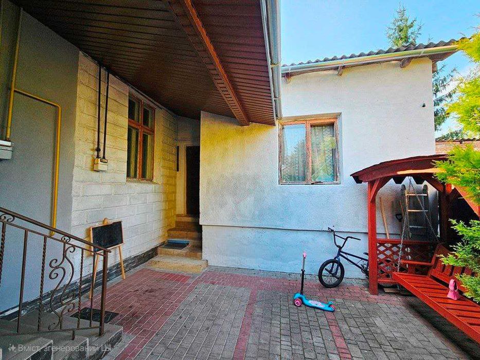 Двокімнатна квартира особнякового типу з окремим подвір'ям...