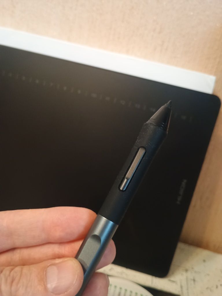 Графічний планшет Huion HS610 ні яких подряпин та інших дефектів немає