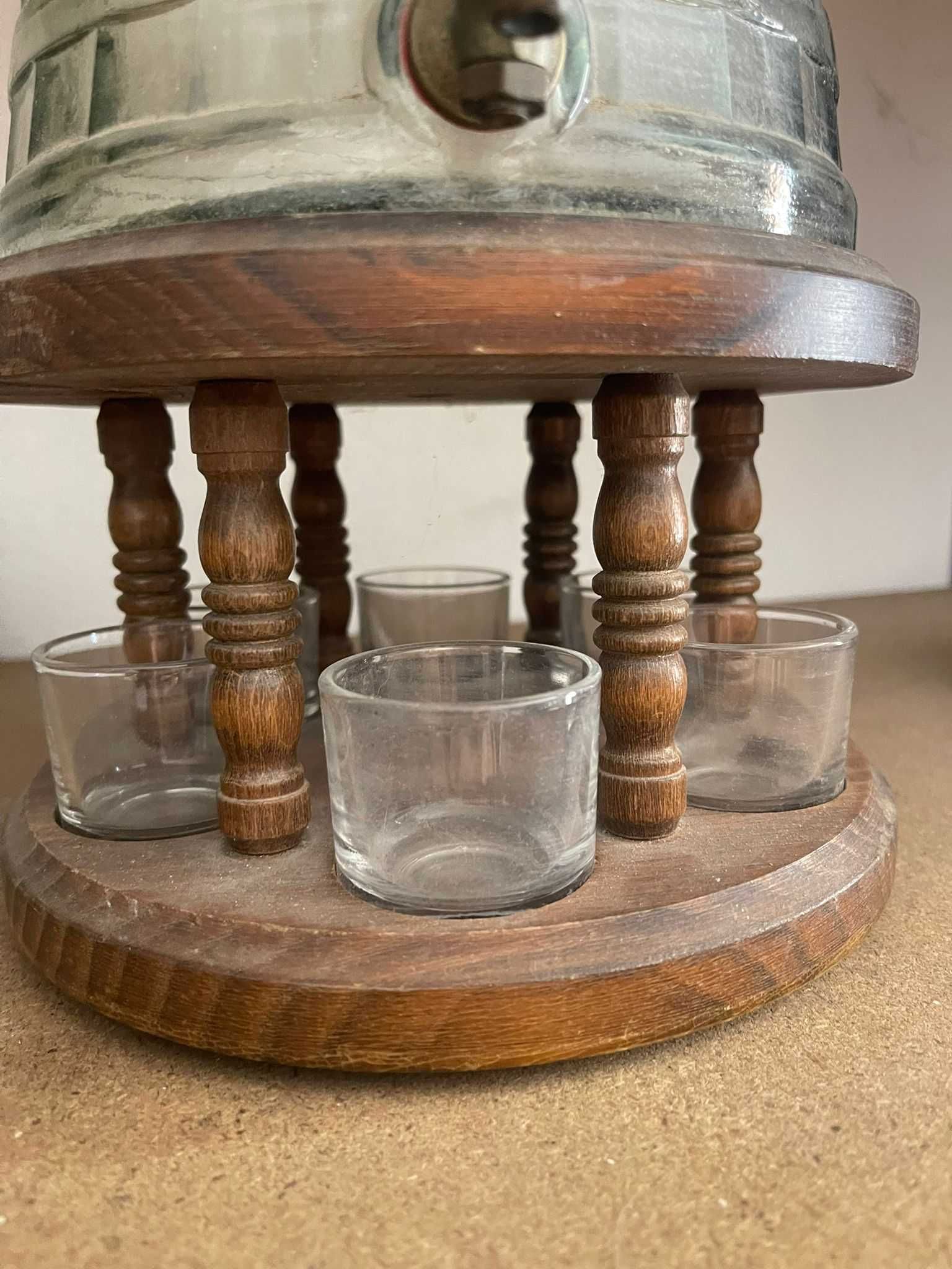 Barril de Vinho com copos