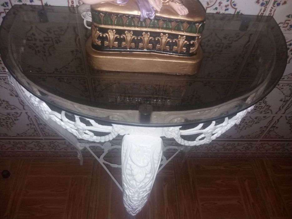 Mesa pintada em latão linda